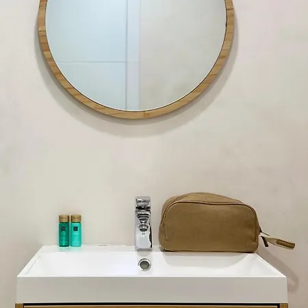 Canaryislandshost L Orilla