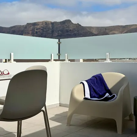 Canaryislandshost L Orilla