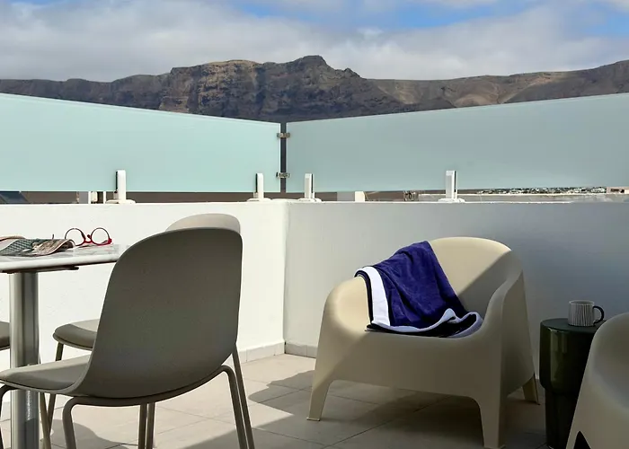 Canaryislandshost L Orilla